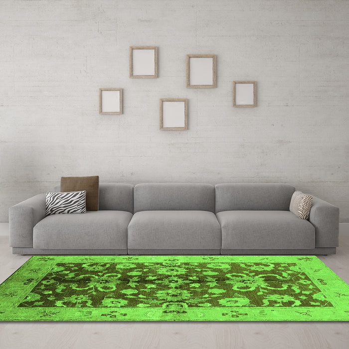 Machine Washable Oriental Green Traditional Area Rugs in a Living Room,, wshurb626grn