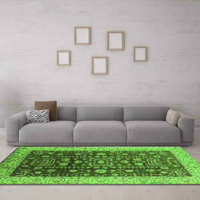 Machine Washable Oriental Green Traditional Area Rugs in a Living Room,, wshurb628grn