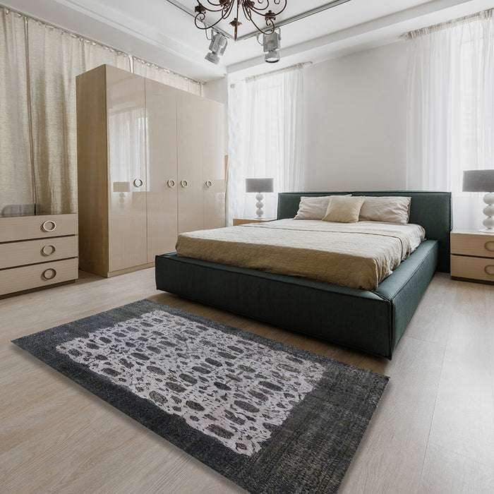 Mid-Century Modern Gunmetal Gray Oriental Rug in a Bedroom, urb658