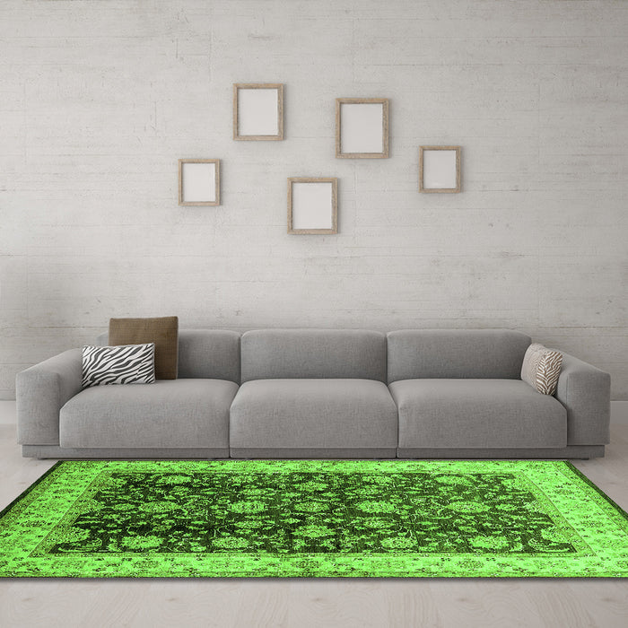 Machine Washable Oriental Green Traditional Area Rugs in a Living Room,, wshurb702grn