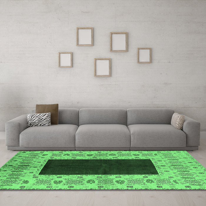 Machine Washable Oriental Emerald Green Traditional Area Rugs in a Living Room,, wshurb705emgrn