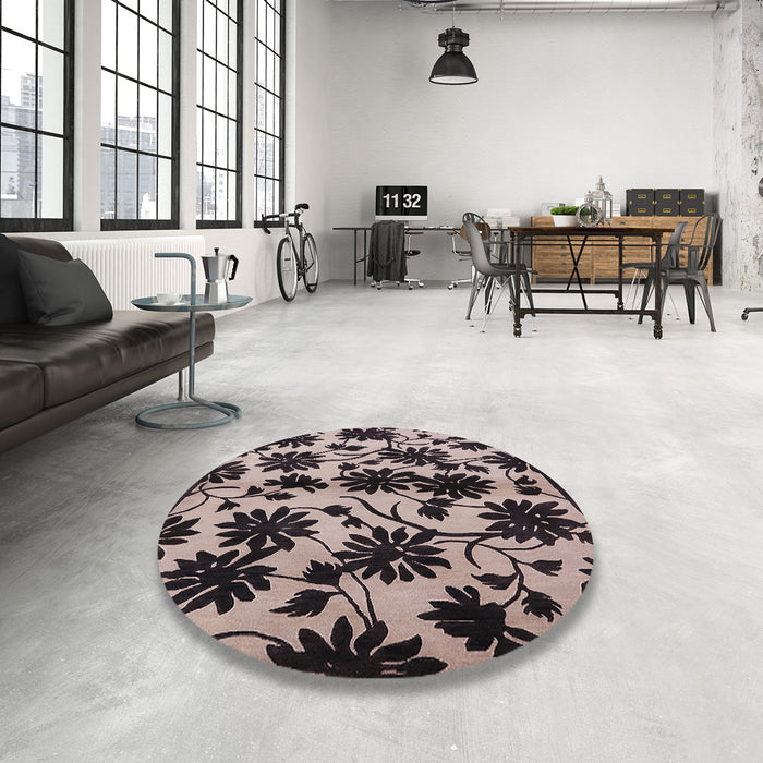 Round Mid-Century Modern Charcoal Black Oriental Rug in a Office, urb718