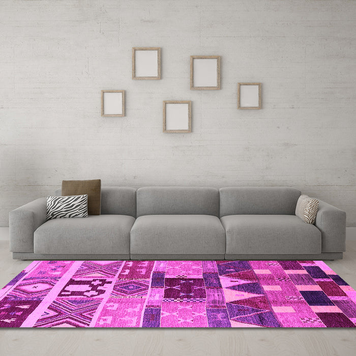 Machine Washable Oriental Pink Industrial Rug in a Living Room, wshurb725pnk