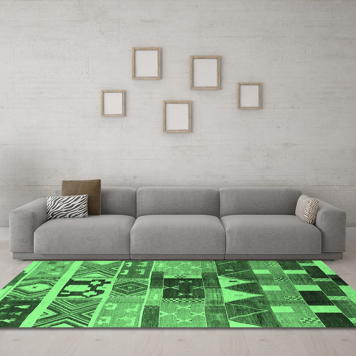 Machine Washable Oriental Emerald Green Industrial Area Rugs in a Living Room,, wshurb725emgrn