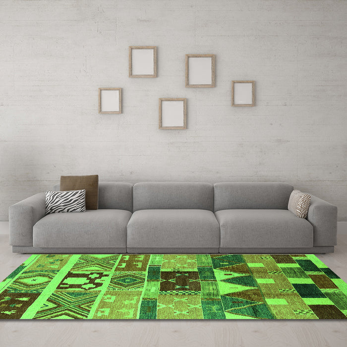 Machine Washable Oriental Green Industrial Area Rugs in a Living Room,, wshurb725grn