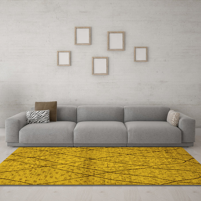 Machine Washable Oriental Yellow Industrial Rug in a Living Room, wshurb727yw