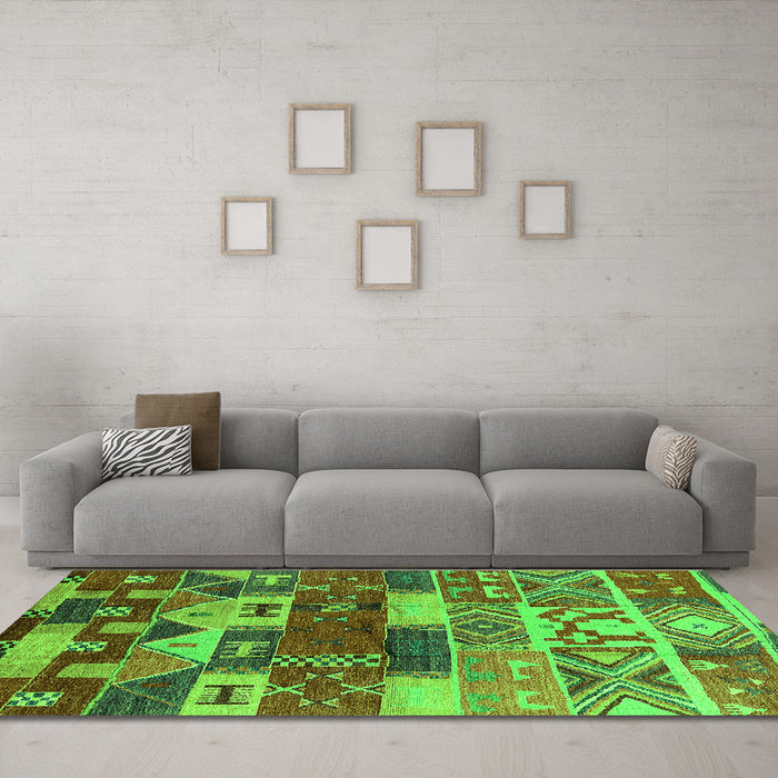 Machine Washable Oriental Green Industrial Area Rugs in a Living Room,, wshurb738grn