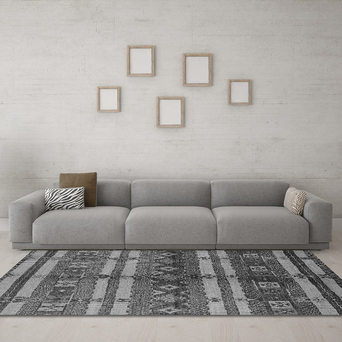 Machine Washable Oriental Gray Industrial Rug in a Living Room,, wshurb741gry