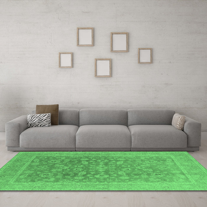 Machine Washable Oriental Emerald Green Traditional Area Rugs in a Living Room,, wshurb761emgrn