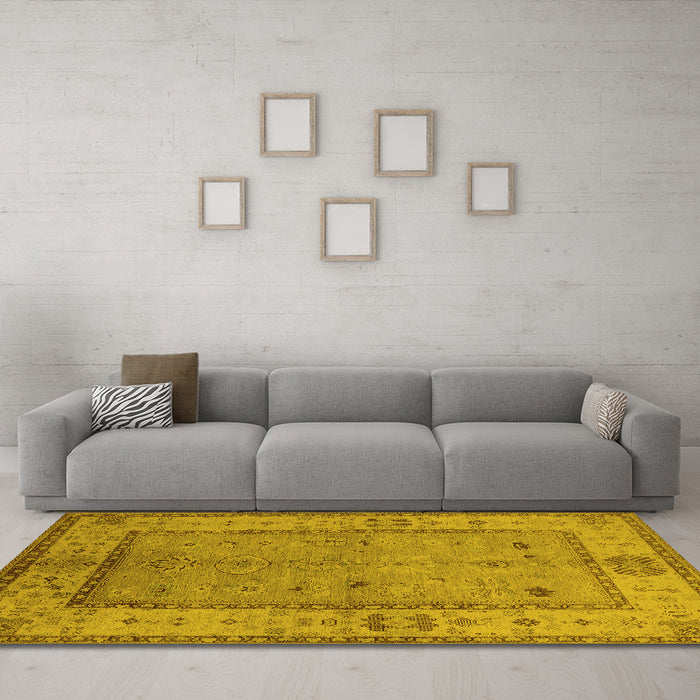 Machine Washable Oriental Yellow Traditional Rug in a Living Room, wshurb772yw