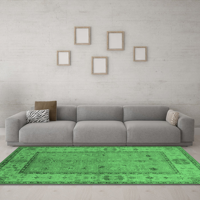 Machine Washable Oriental Emerald Green Traditional Area Rugs in a Living Room,, wshurb772emgrn