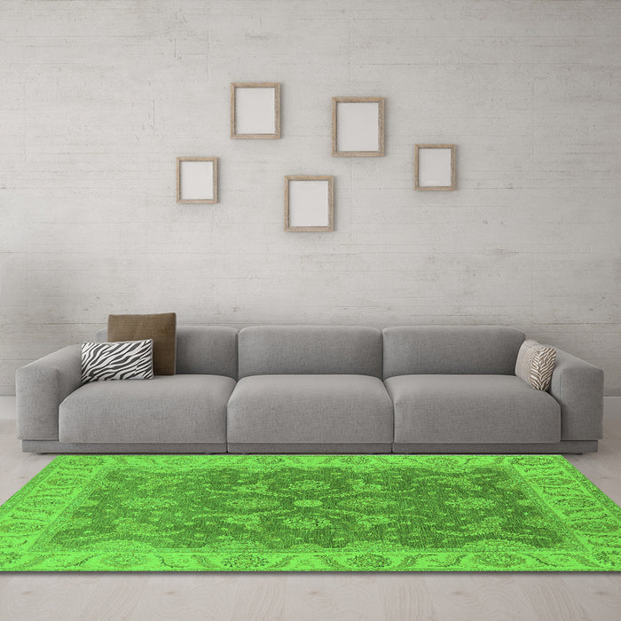 Machine Washable Oriental Green Traditional Area Rugs in a Living Room,, wshurb777grn
