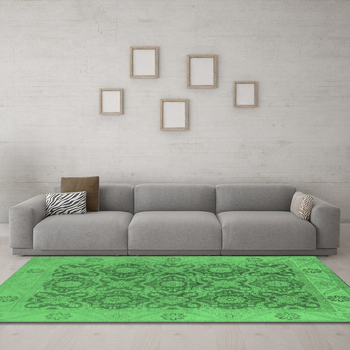 Machine Washable Oriental Emerald Green Traditional Area Rugs in a Living Room,, wshurb779emgrn