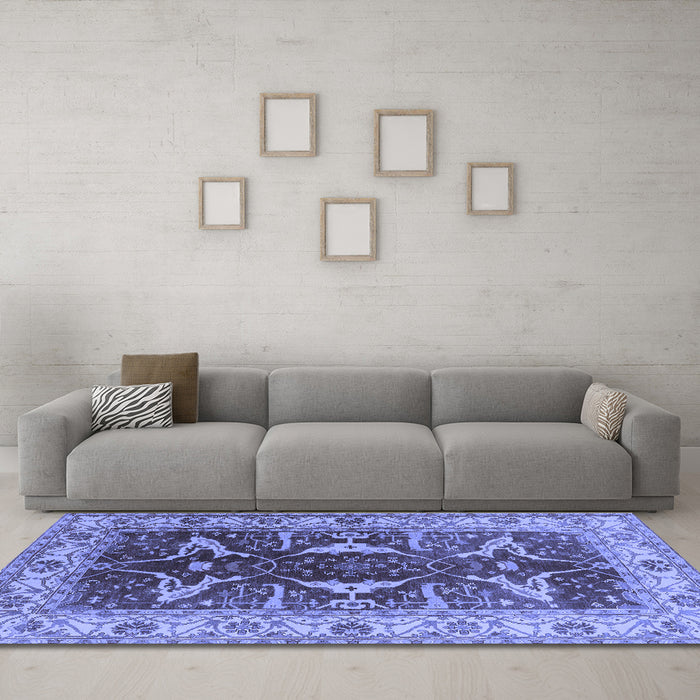 Machine Washable Oriental Blue Traditional Rug in a Living Room, wshurb810blu