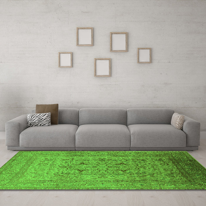 Machine Washable Oriental Green Traditional Area Rugs in a Living Room,, wshurb866grn