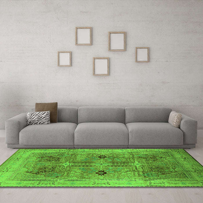 Machine Washable Oriental Green Traditional Area Rugs in a Living Room,, wshurb873grn
