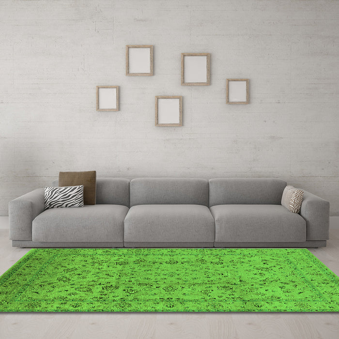 Machine Washable Oriental Green Traditional Area Rugs in a Living Room,, wshurb874grn