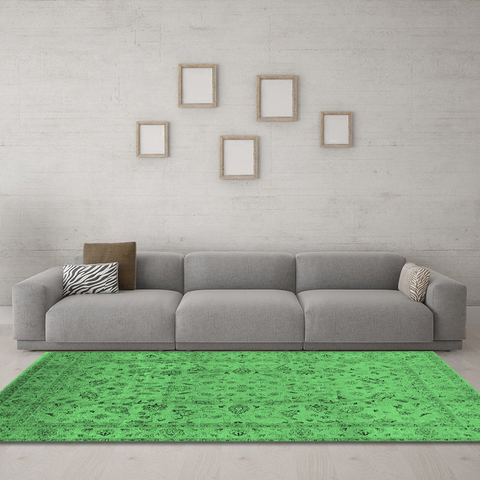Machine Washable Oriental Emerald Green Traditional Area Rugs in a Living Room,, wshurb874emgrn