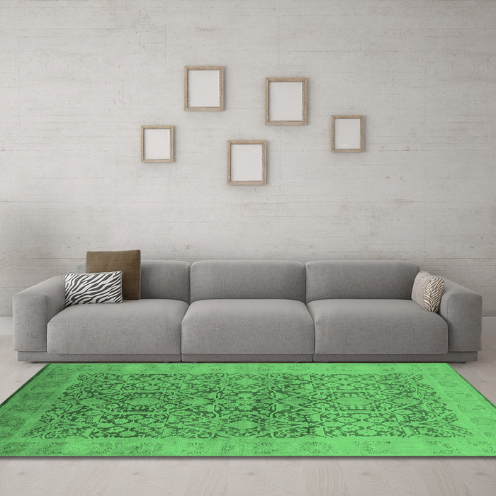 Machine Washable Oriental Emerald Green Traditional Area Rugs in a Living Room,, wshurb877emgrn
