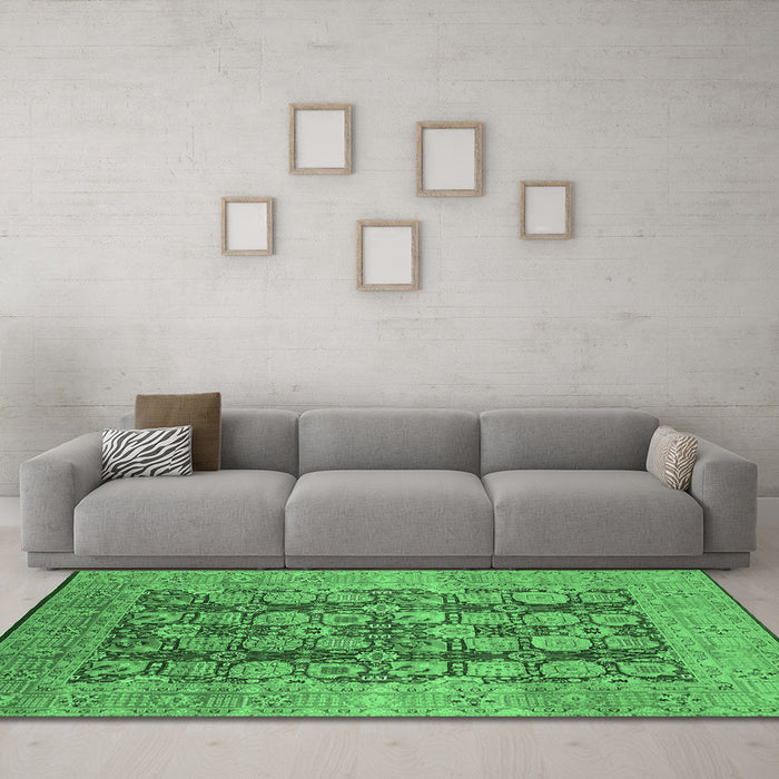 Machine Washable Oriental Emerald Green Traditional Area Rugs in a Living Room,, wshurb880emgrn