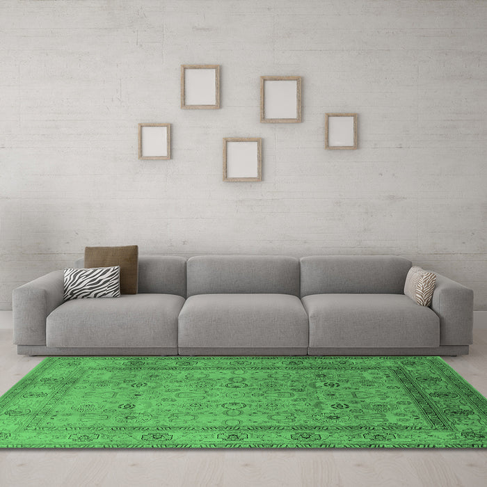 Machine Washable Oriental Emerald Green Traditional Area Rugs in a Living Room,, wshurb881emgrn
