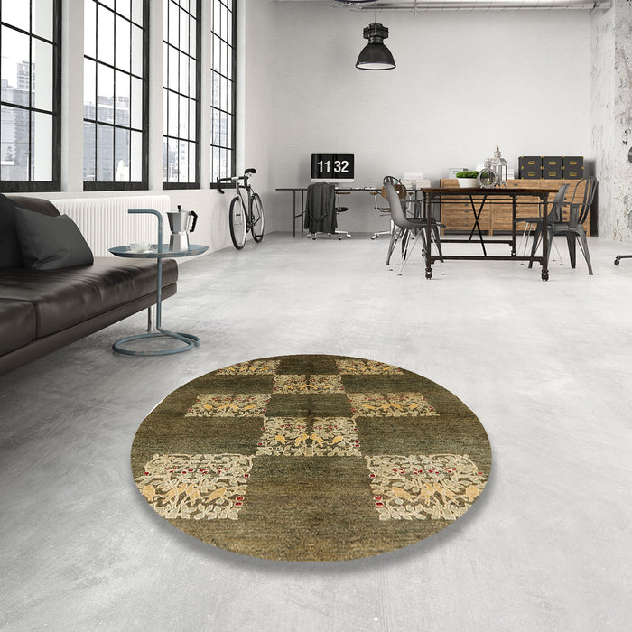 Round Mid-Century Modern Reddish Brown Oriental Rug in a Office, urb885