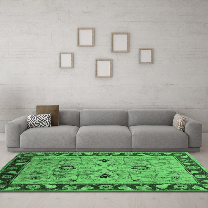 Machine Washable Oriental Emerald Green Traditional Area Rugs in a Living Room,, wshurb886emgrn