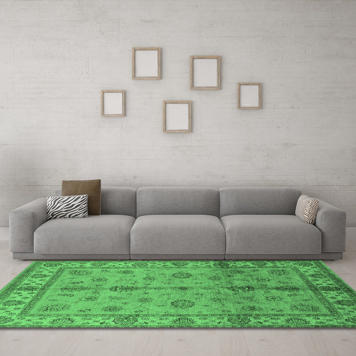 Machine Washable Oriental Emerald Green Traditional Area Rugs in a Living Room,, wshurb891emgrn