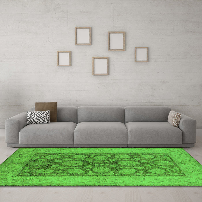 Machine Washable Oriental Green Traditional Area Rugs in a Living Room,, wshurb914grn