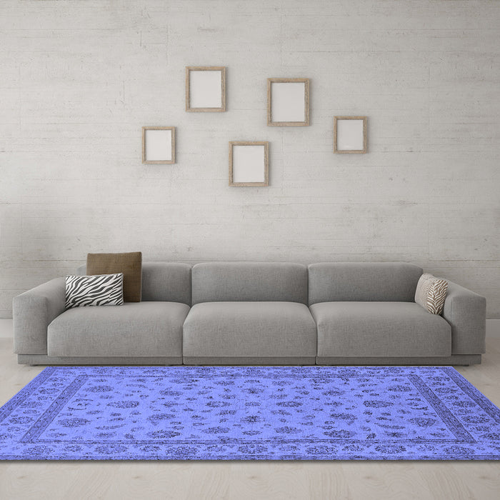 Machine Washable Oriental Blue Traditional Rug in a Living Room, wshurb980blu