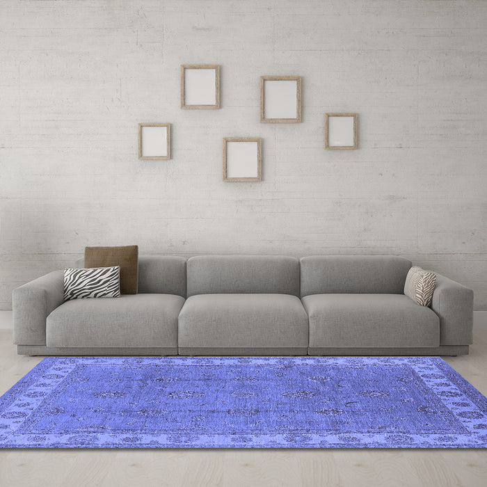 Machine Washable Oriental Blue Traditional Rug in a Living Room, wshurb981blu