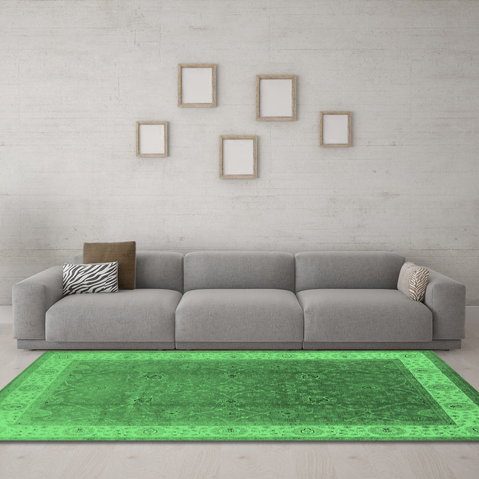 Machine Washable Oriental Emerald Green Traditional Area Rugs in a Living Room,, wshurb985emgrn
