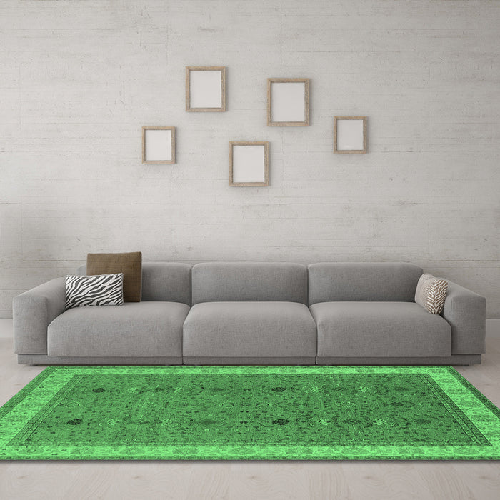 Machine Washable Oriental Emerald Green Traditional Area Rugs in a Living Room,, wshurb990emgrn