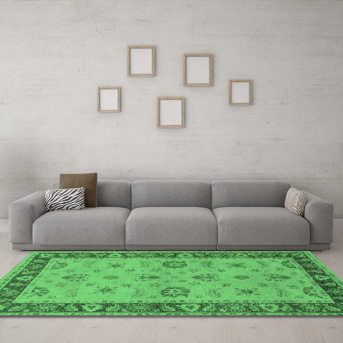 Machine Washable Oriental Emerald Green Traditional Area Rugs in a Living Room,, wshurb997emgrn