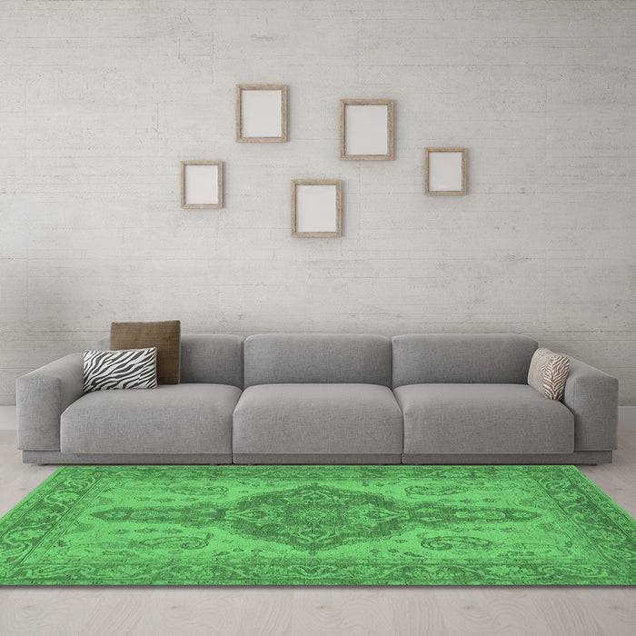 Machine Washable Oriental Emerald Green Traditional Area Rugs in a Living Room,, wshurb999emgrn