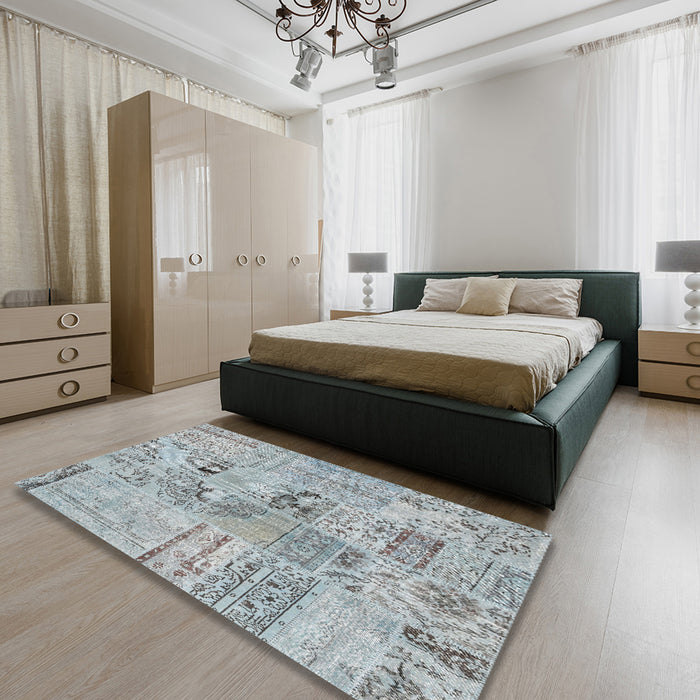 Contemporary Silver Gray Patchwork Rug in a Bedroom, con2906