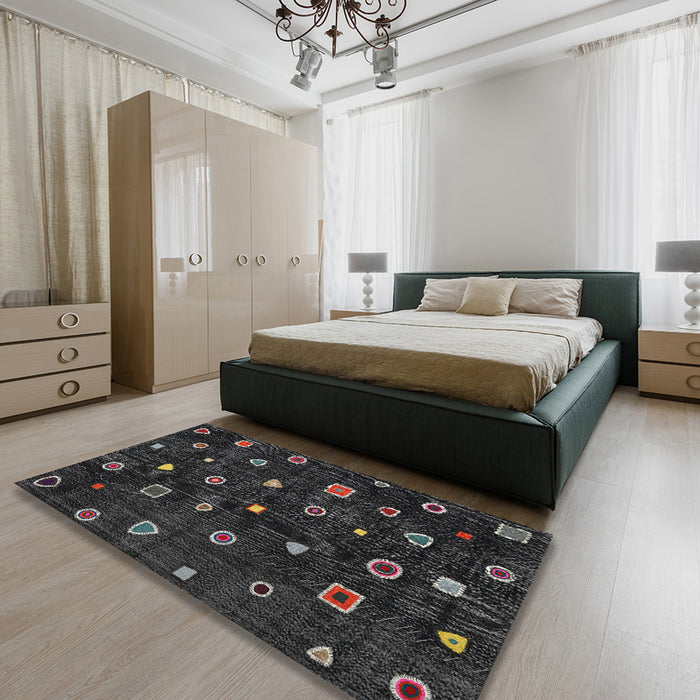 Contemporary Carbon Gray Modern Rug in a Bedroom, con350