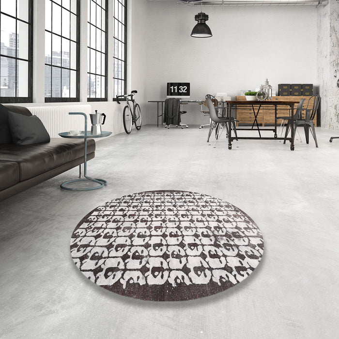 Round Contemporary Dark White Beige Modern Rug in a Office, con557