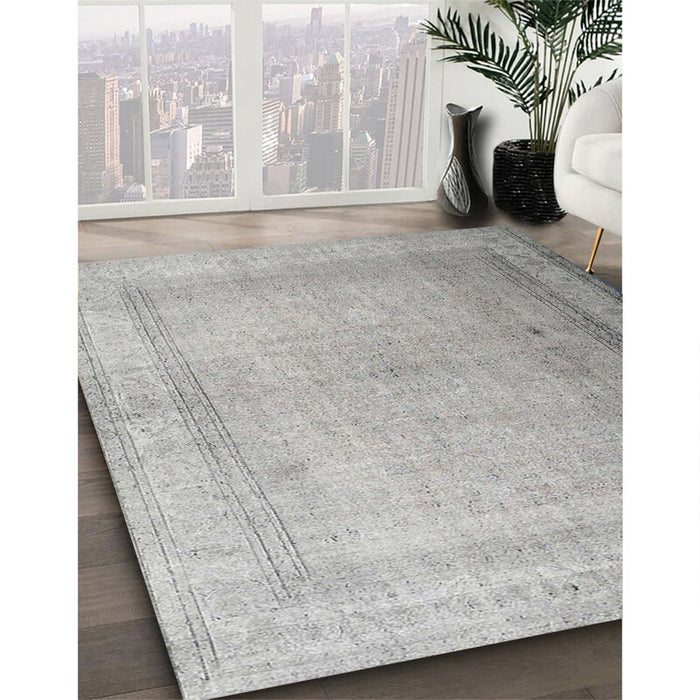 Contemporary Pale Silver Gray Modern Rug in Family Room, con772