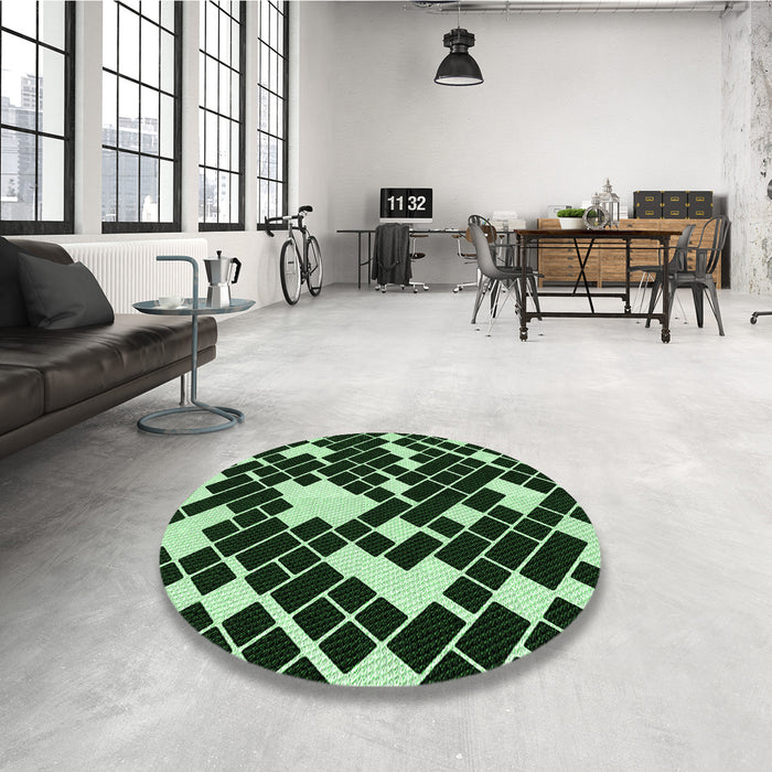 Round Patterned Black Rug in a Office, pat1040grn