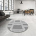 Round Patterned Gray Rug in a Office, pat1106gry