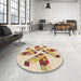 Round Patterned Golden Blonde Gold Rug in a Office, pat1547brn