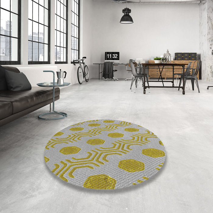 Round Machine Washable Transitional Brown Rug in a Office, wshpat159