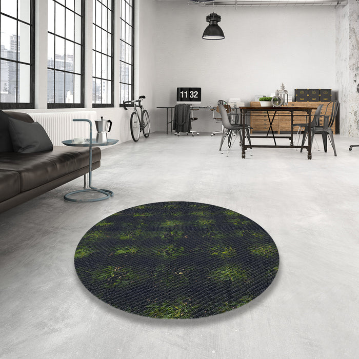 Round Patterned Black Abstract Machine Washable Rug in a Office, wshpat1629