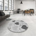 Round Patterned Gray Rug in a Office, pat1700gry