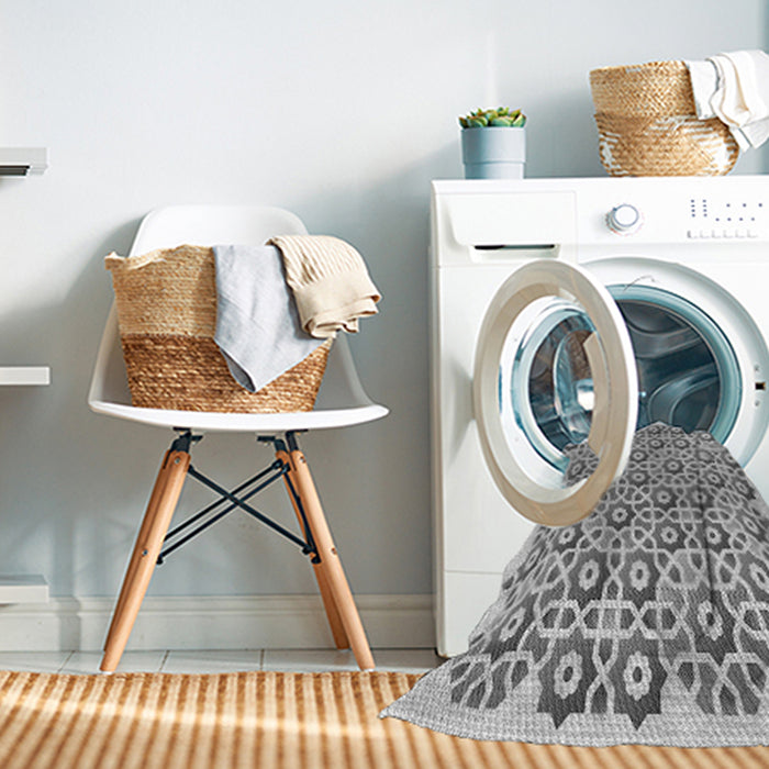 Machine Washable Transitional Light Gray Rug in a Washing Machine, wshpat1749gry