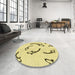 Round Patterned Sun Yellow Rug in a Office, pat1781yw