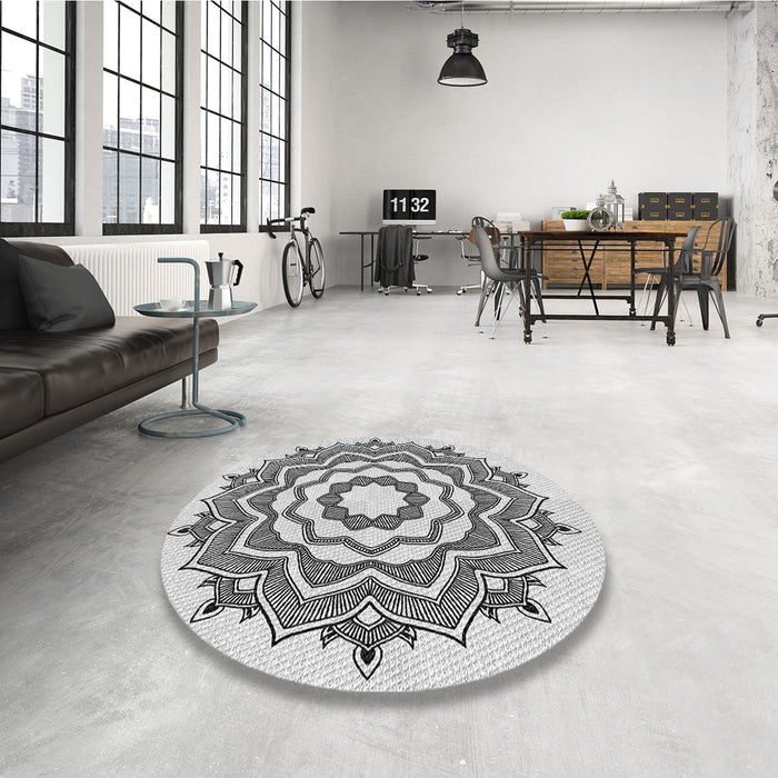 Round Patterned Smokey Gray Rug in a Office, pat1890gry