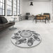 Round Patterned Gray Rug in a Office, pat1906gry