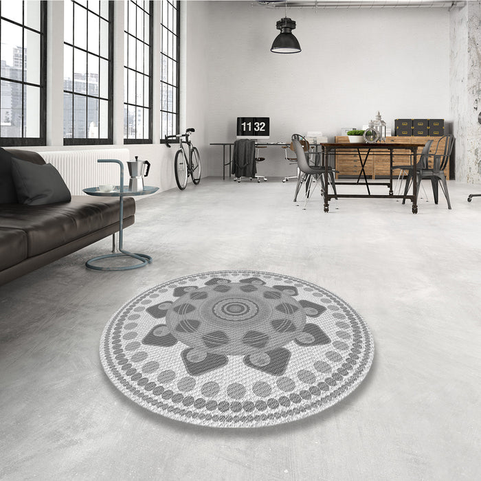 Round Patterned Gray Rug in a Office, pat1925gry
